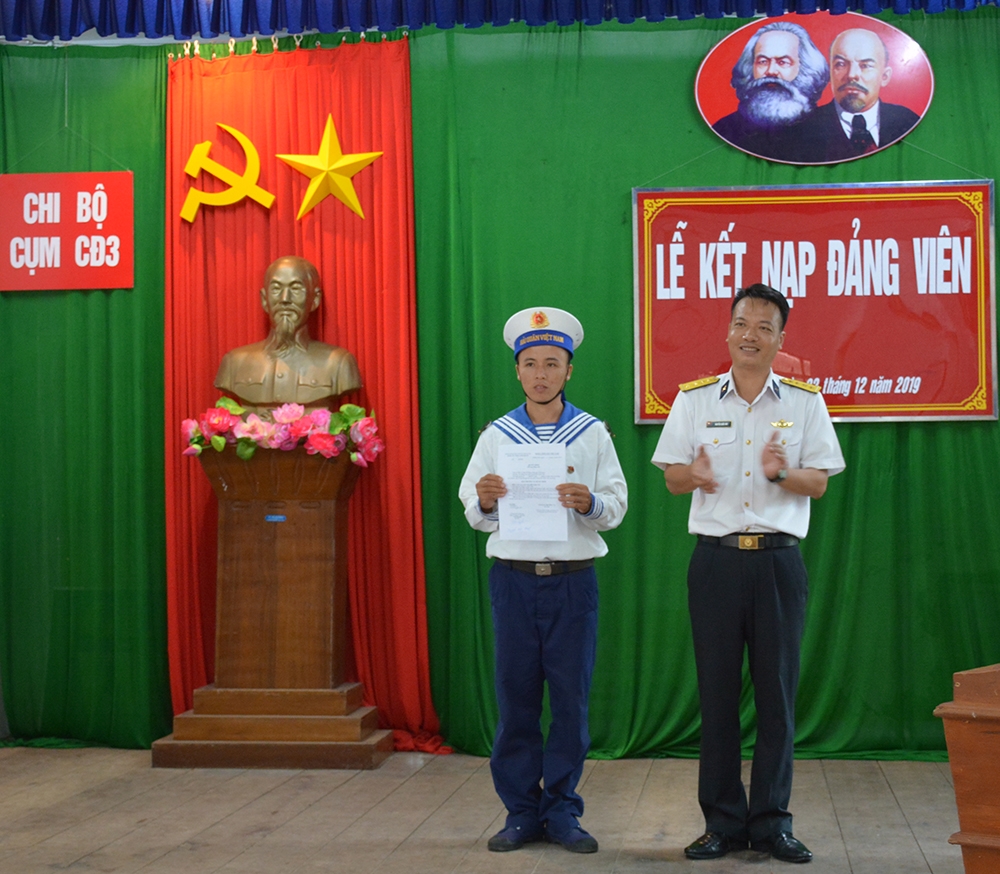 Vượt qua bao sóng gió, Quyết định kết nạp đảng viên đã tới với quần chúng xuất sắc Đỗ Trịnh Tuế ở nơi đảo xa.