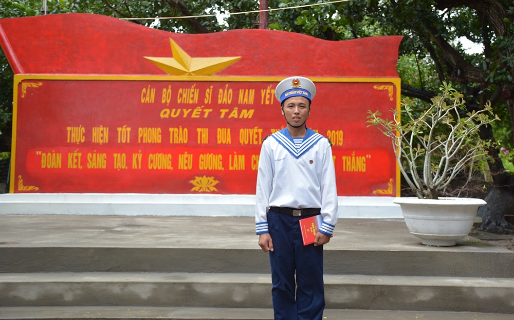 Được đứng vào hàng ngũ Đảng viên Đảng Cộng sản Việt Nam là sự ghi nhận sự cố gắng, nỗ lực phấn đấu của Binh nhất Đỗ Trịnh Tuế. Là Ủy viên Ban chấp hành chi Đoàn cơ sở, quần chúng Đỗ Trịnh Tuế không chỉ hoàn thành tốt nhiệm vụ được cấp trên giao, mà còn tích cực tham gia các hoạt động văn hóa, văn nghệ và thể thao của đơn vị.