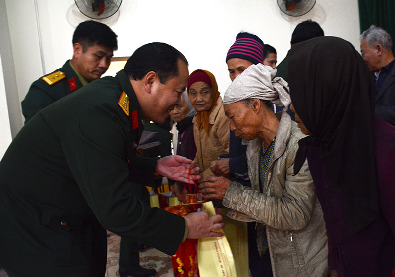 Báo Quân đội nhân dân trao 70 suất quà Tết tặng hộ nghèo

