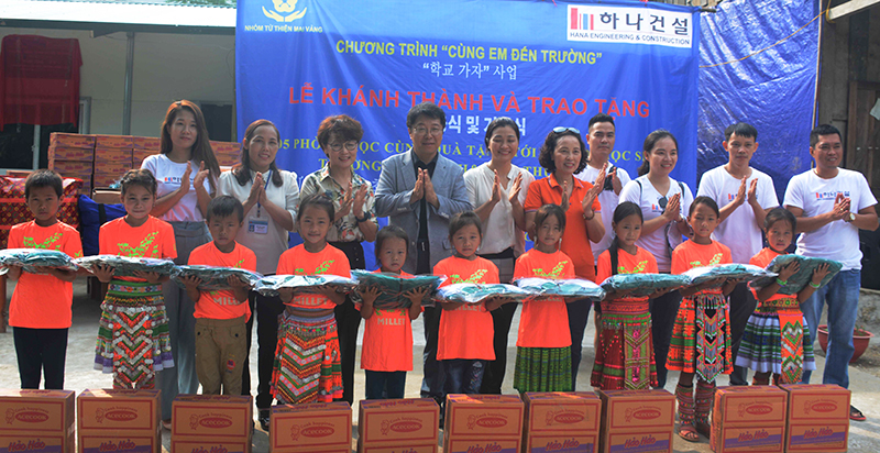 Trường mới ngời sáng sắc xuân