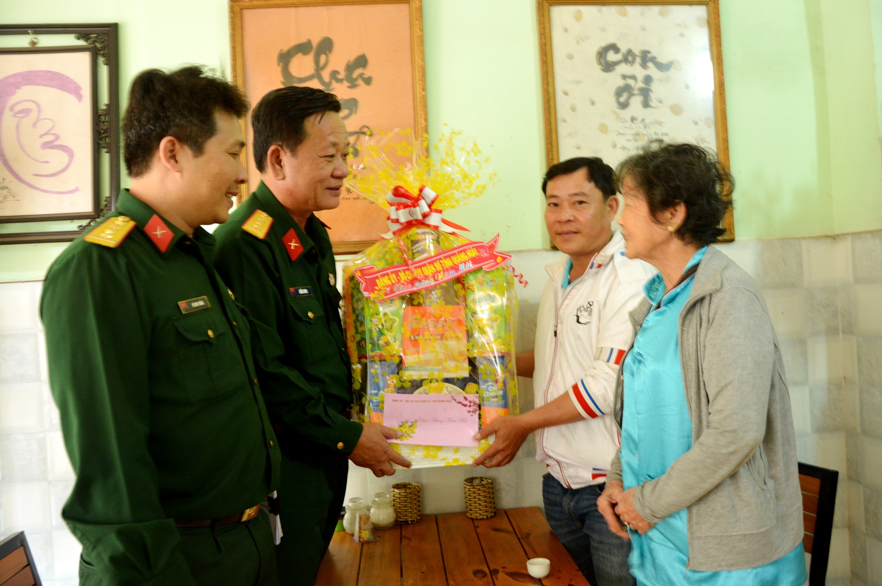 Tỉnh Quảng Ngãi thăm, tặng quà Tết gia đình cán bộ, chiến sĩ đang công tác tại Trường Sa