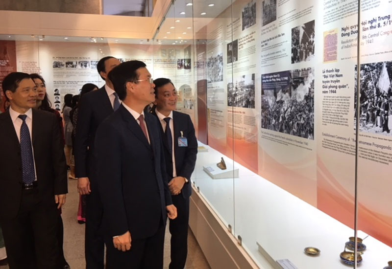 Trưng bày chuyên đề “Tự hào 90 năm Đảng Cộng sản Việt Nam - Một chặng đường vẻ vang”