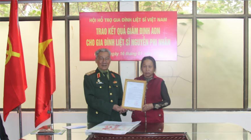 Hội Hỗ trợ gia đình liệt sĩ Việt Nam trao kết quả giám định ADN

