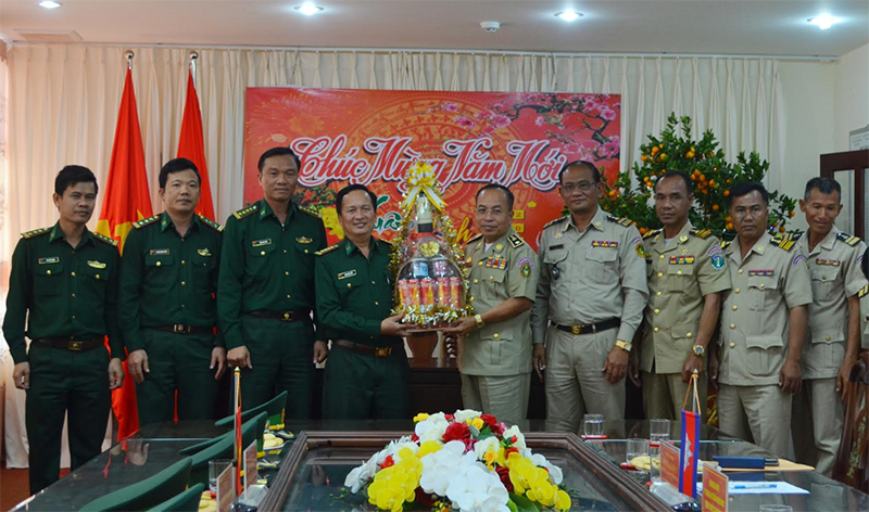 Ty Công an tỉnh Mondulkiri, Campuchia thăm và chúc Tết Bộ chỉ huy Bộ đội Biên phòng tỉnh Đắk Lắk