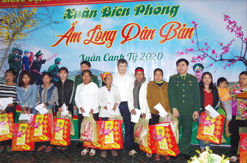 Chủ tịch UBND tỉnh Hà Tĩnh thăm, chúc Tết bà con dân tộc Chứt và Đồn Biên phòng Bản Giàng