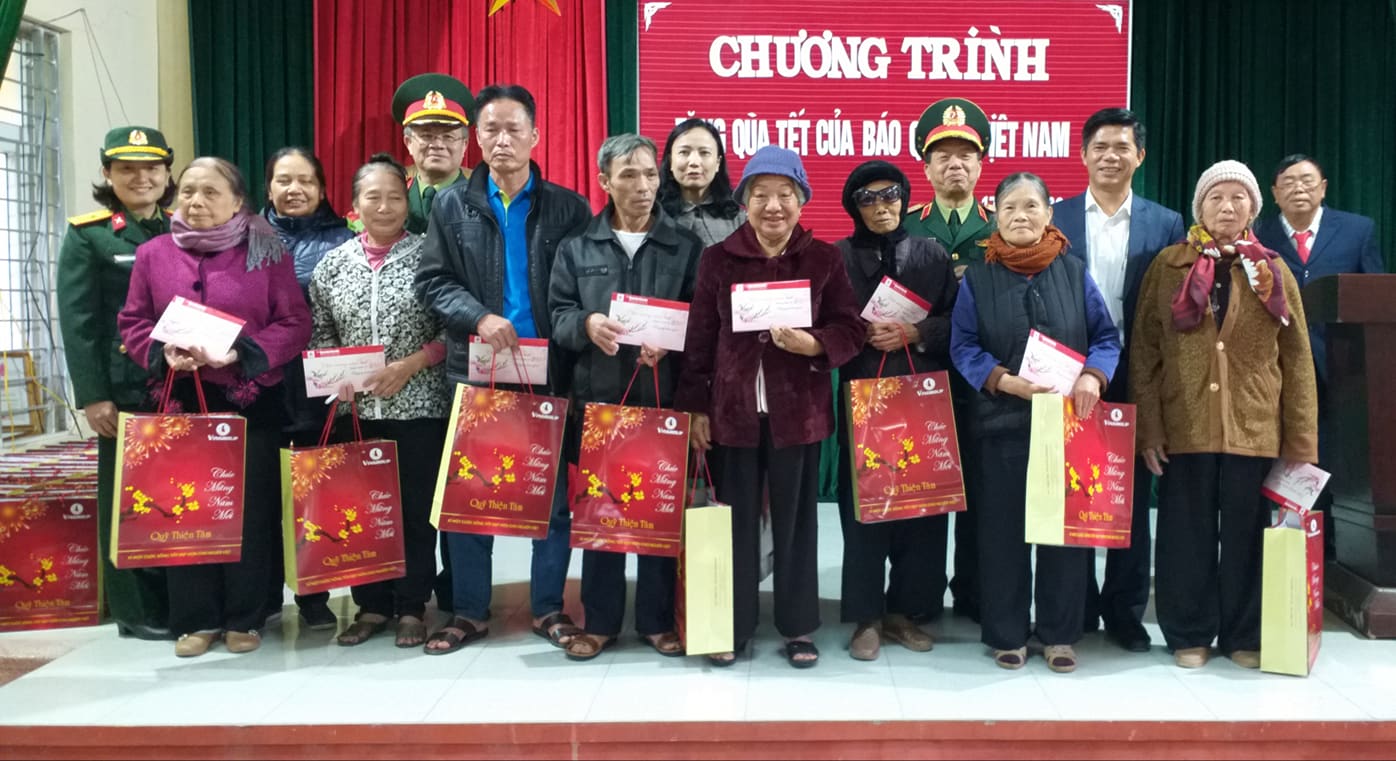Hội phụ nữ Báo Quân đội nhân dân trao 140 suất quà Tết tặng hộ nghèo, trẻ khuyết tật tại Hưng Yên