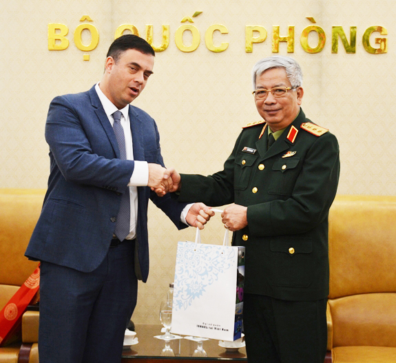 Thượng tướng Nguyễn Chí Vịnh tiếp Đại sứ Israel tại Việt Nam