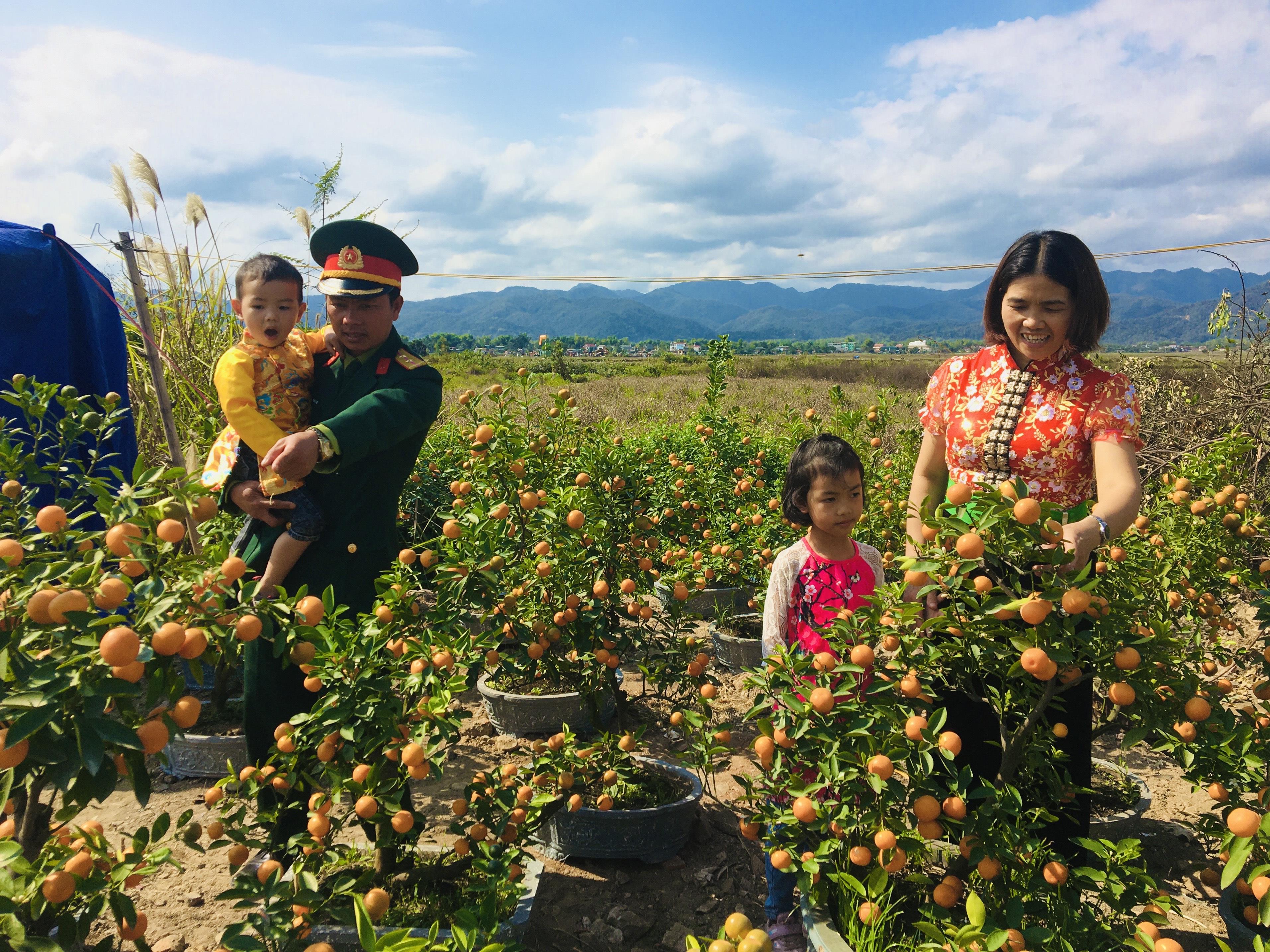 Mùa xuân theo anh về