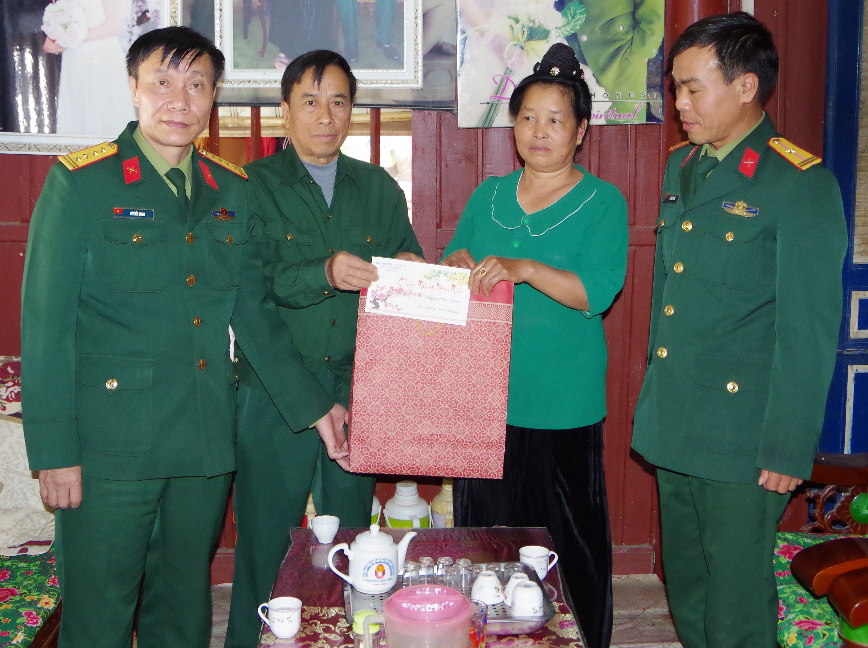 Bộ CHQS tỉnh Điện Biên tặng 22 suất quà cho các đối tượng chính sách