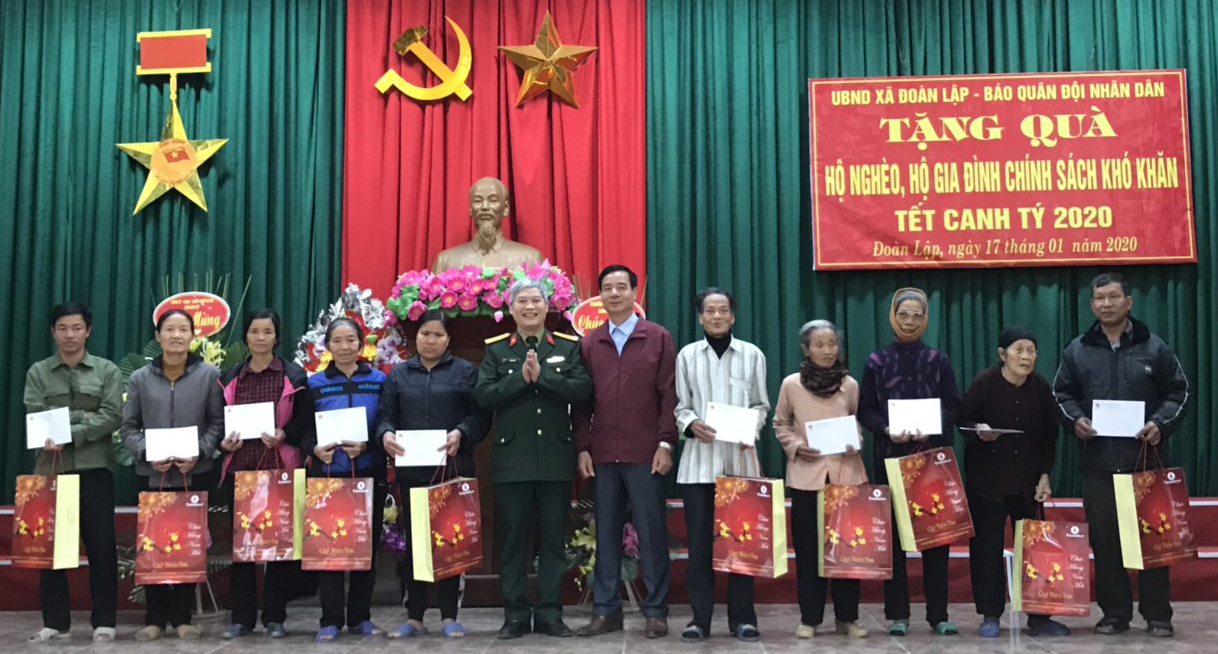 Báo Quân đội nhân dân trao 56 suất tặng hộ nghèo và hộ chính sách khó khăn tại Hải Phòng