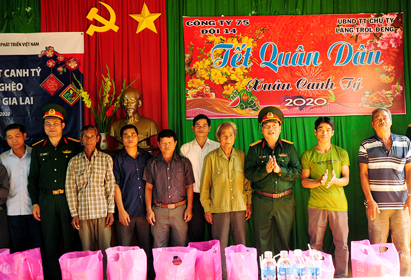 Tết quân dân, ấm lòng bà con vùng biên giới