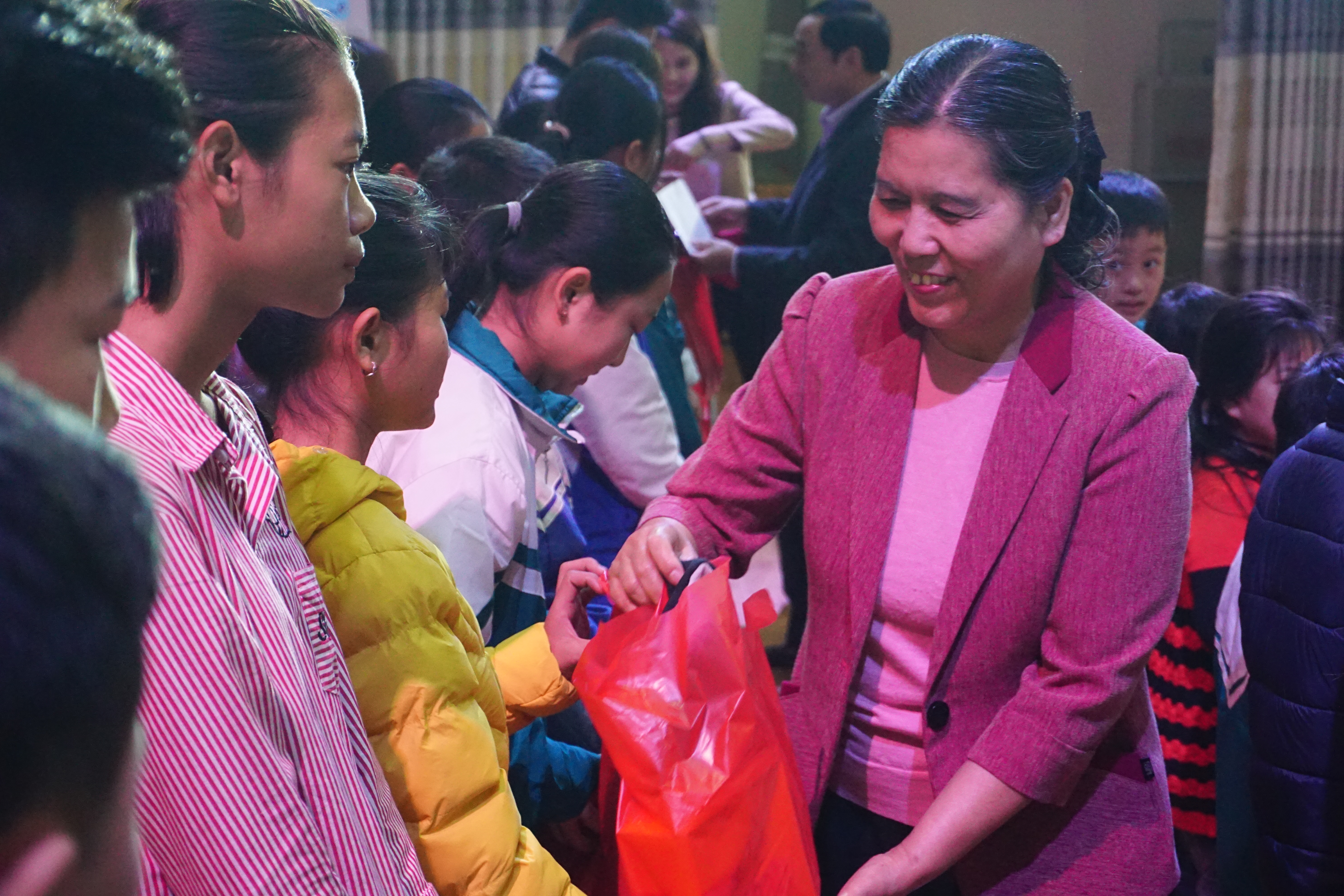 Miệt mài mang hơi ấm mùa xuân đến với trẻ em nghèo