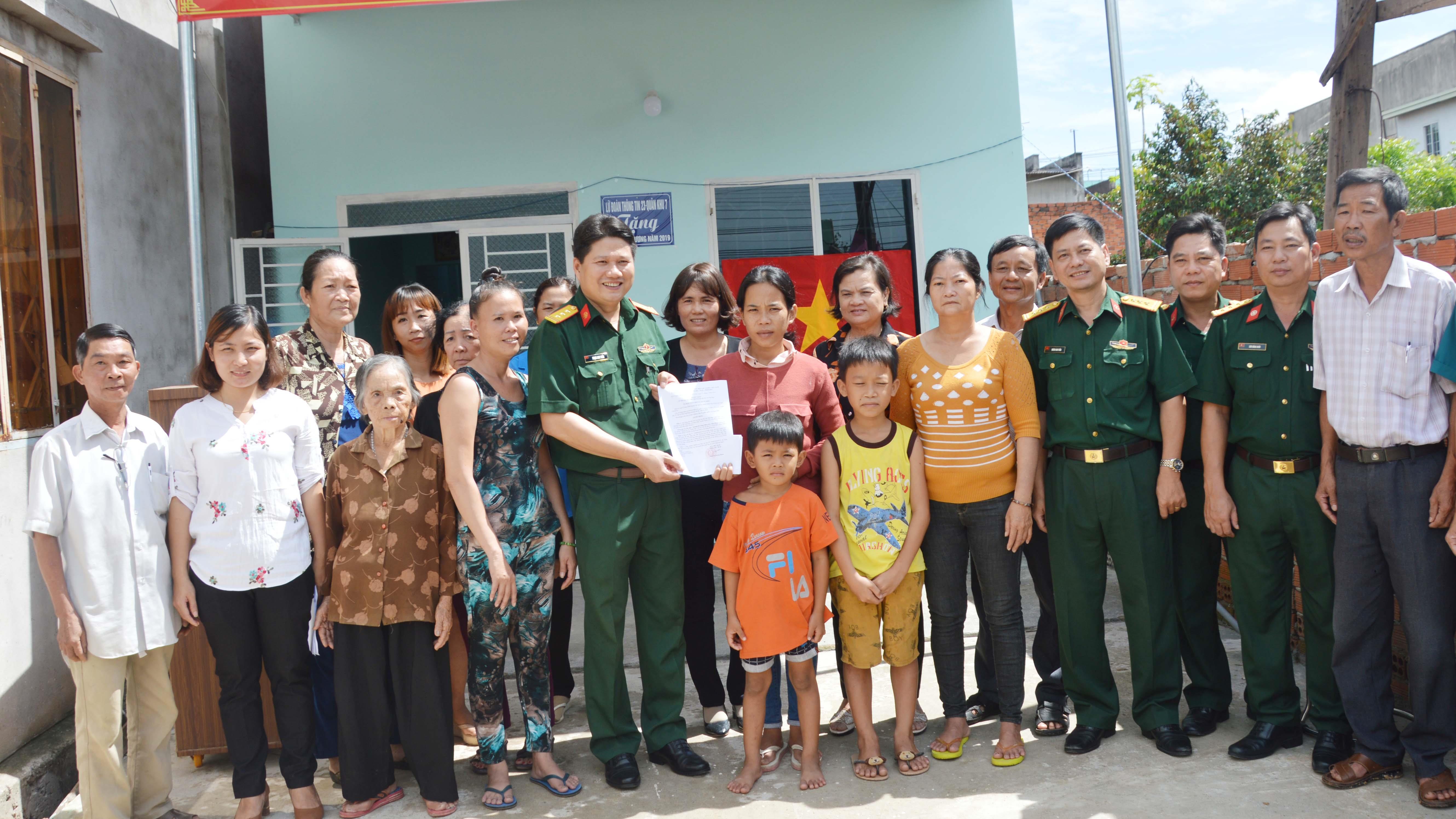 Gắn kết tình quân dân nơi xứ đạo