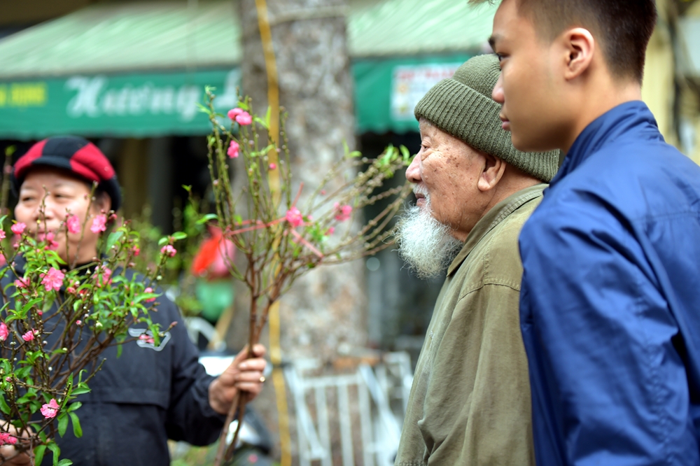 Bất kỳ người Hà Nội gốc nào cũng có những ký ức tuổi thơ về chợ hoa này khi theo bà, theo mẹ đi chợ.