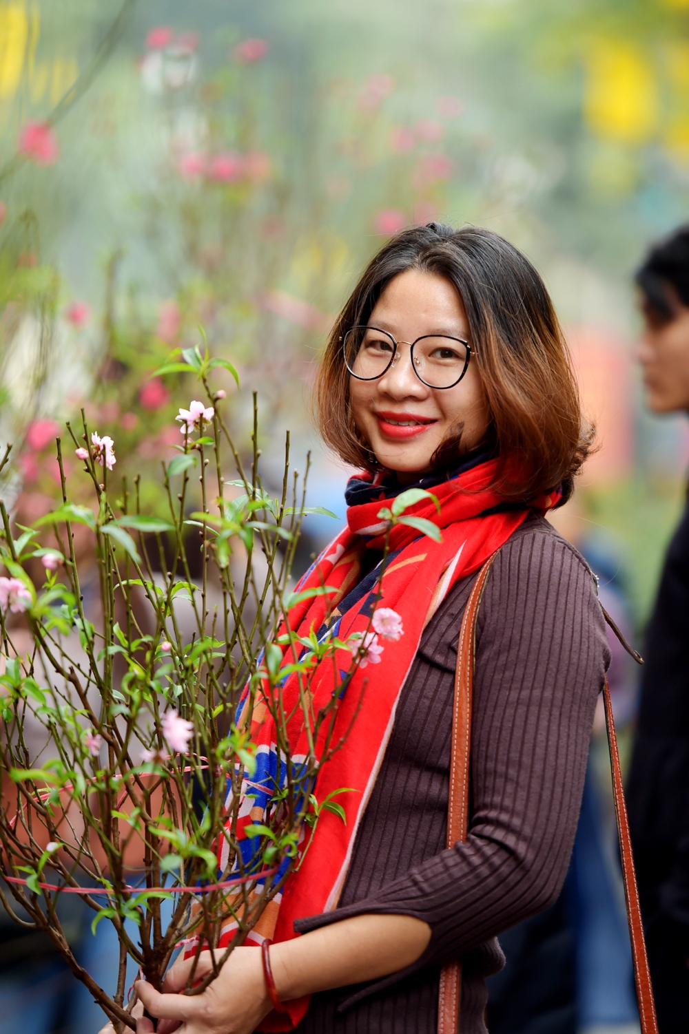 Giữa xuôi ngược phố phường, chụp vài tấm hình kỷ niệm bên hoa để những lúc nhớ những Tết xưa.