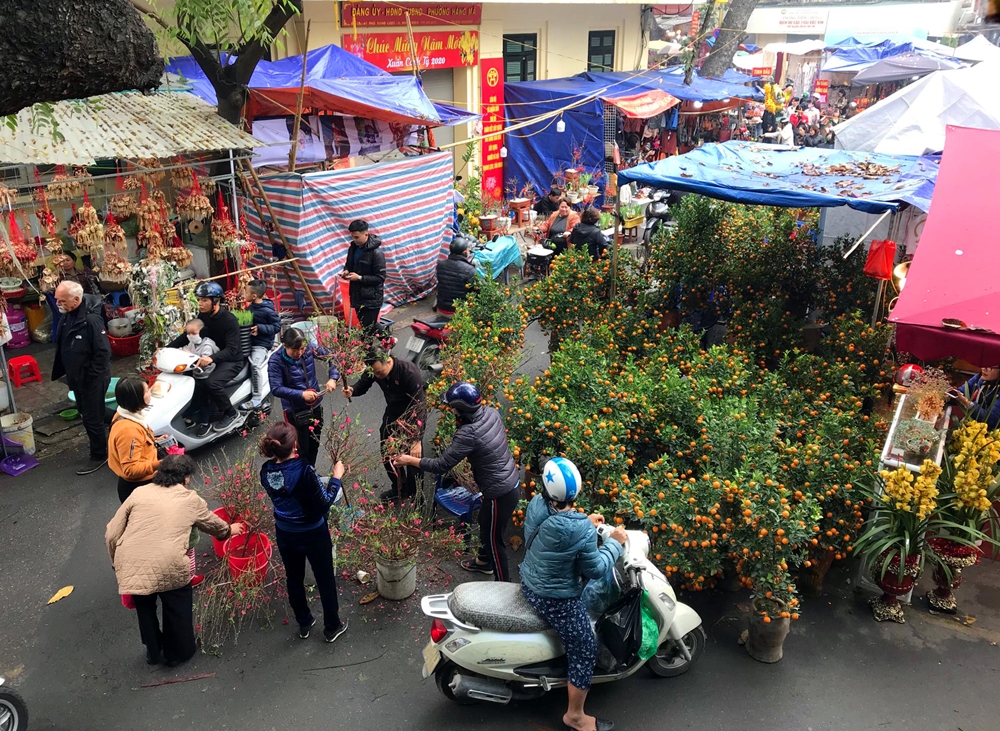 Chợ tấp nập người bán kẻ mua.