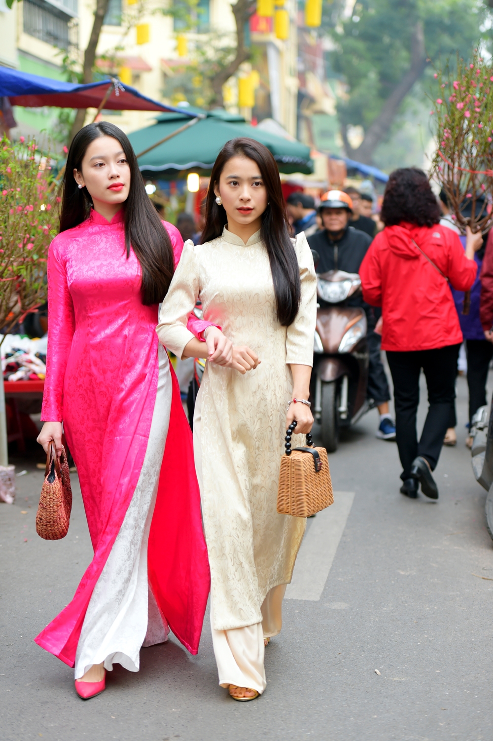 Giữ nét xưa, nhiều thiếu nữ diện áo dài dạo chơi chợ.