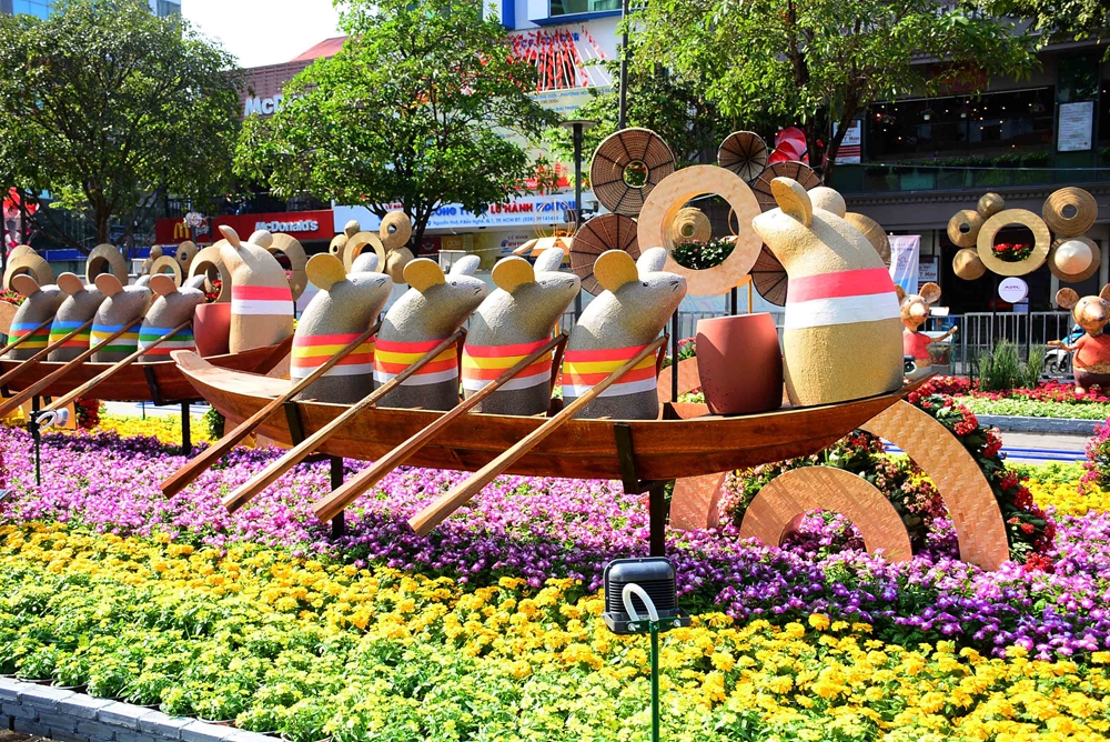 Không khí đường hoa sôi động với lễ hội đua thuyền của các chú chuột nhiều màu sắc.