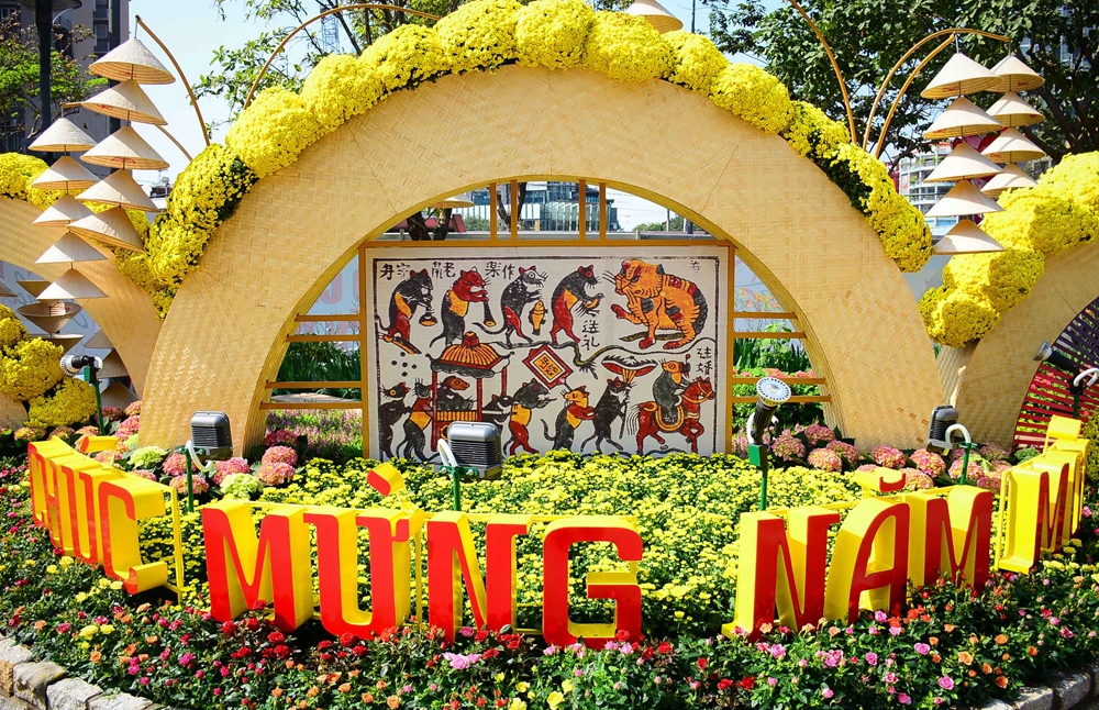 Tranh dân gian Đông Hồ “Đám cưới chuột” bố trí ở cổng chính đường hoa.