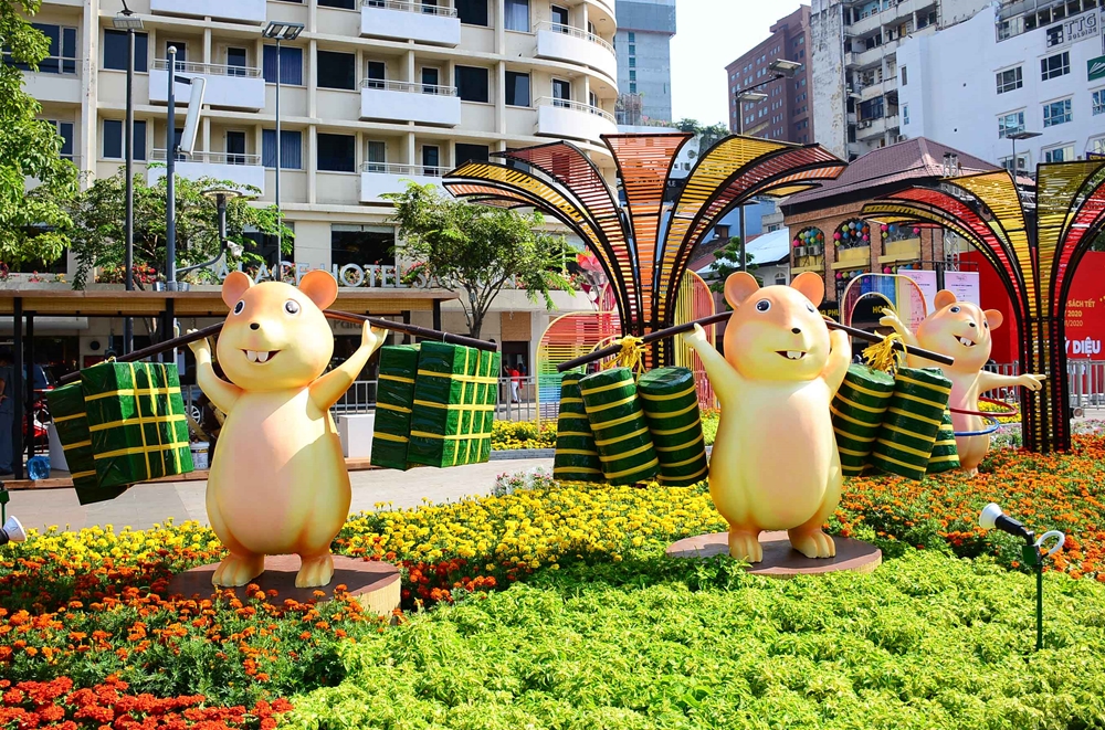 Những chú chuột mang bánh chưng, bánh tét biểu tượng sự sung túc cho năm mới.