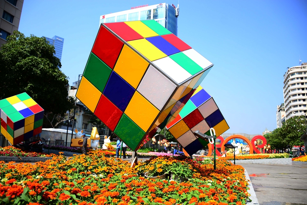 Những khối rubik khổng lồ tạo điểm nhấn ấn tượng tại đường hoa.