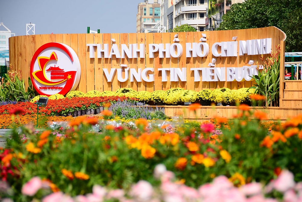 Chủ đề xuyên suốt của đường hoa là “TP Hồ Chí Minh - Vững tin tiến bước”.