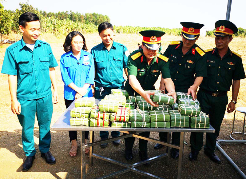 Mang Tết đến đồng bào nghèo