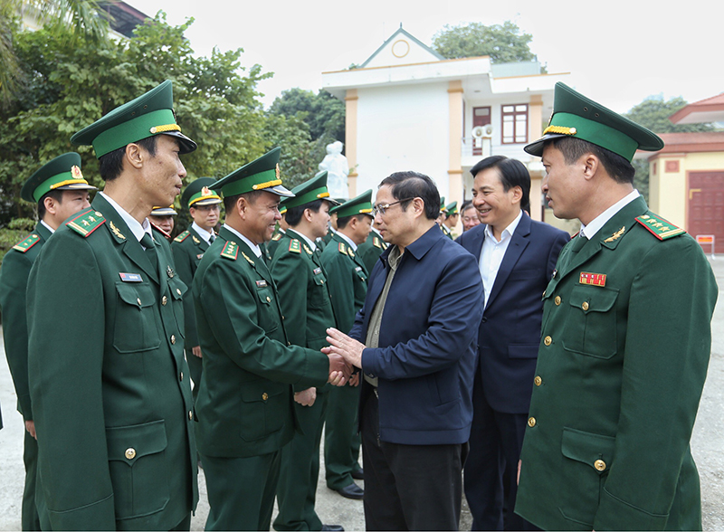 Đồng chí Phạm Minh Chính thăm, chúc Tết cán bộ, chiến sĩ LLVT và các gia đình chính sách tại Điện Biên