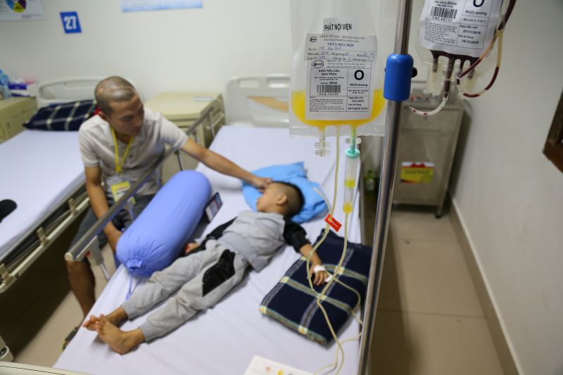 Nhiều người bệnh chờ từng đơn vị tiểu cầu để truyền trong dịp Tết