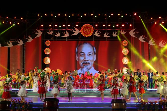 Người dân cả nước rộn ràng đón Giao Thừa Canh Tý