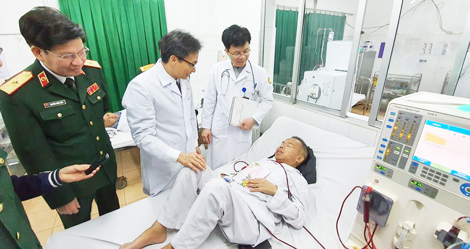 Phó thủ tướng Vũ Đức Đam thăm, tặng quà bệnh nhân tại Bệnh viện 103 và xóm chạy thận Bạch Mai