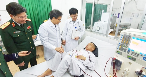 Phó thủ tướng Vũ Đức Đam thăm, tặng quà bệnh nhân tại Bệnh viện 103 và xóm chạy thận Bạch Mai