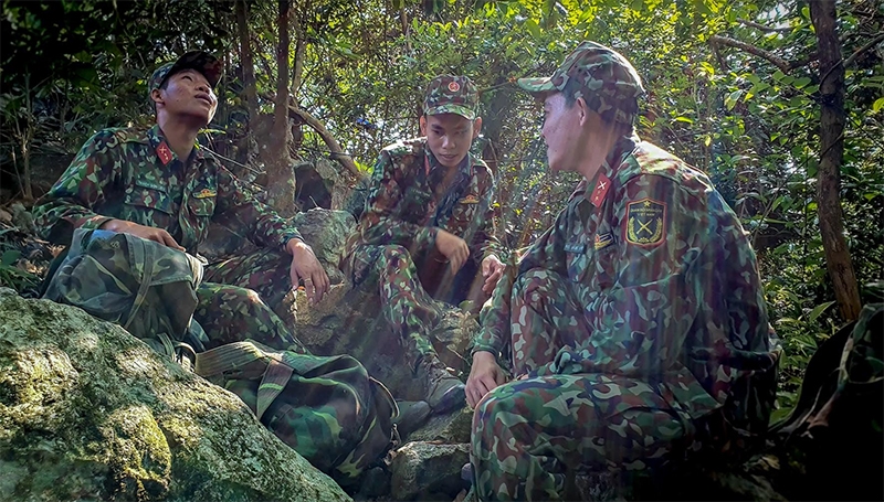 Những phút dừng chân nghỉ ngơi nơi lưng chừng núi là biết bao câu chuyện về tình yêu, quê hương, mong ước được các chiến sĩ kể cho nhau nghe.