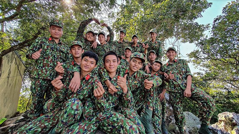 Bức ảnh hiếm hoi của cán bộ, chiến sĩ trên chốt trực trong những ngày Tết.