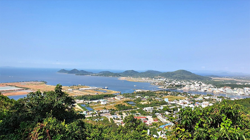 Thành phố biên giới Hà Tiên nhìn từ đỉnh núi Tô Châu.