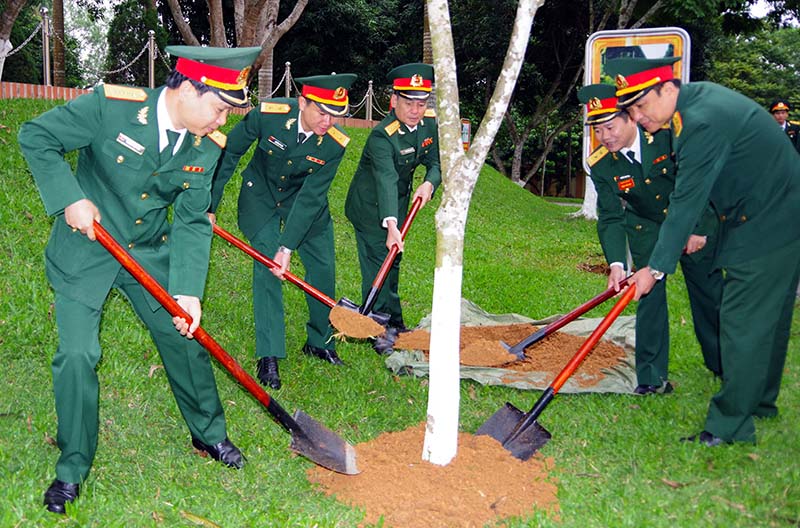 Sư đoàn 324 (Quân khu 4) phát động Tết trồng cây đầu Xuân