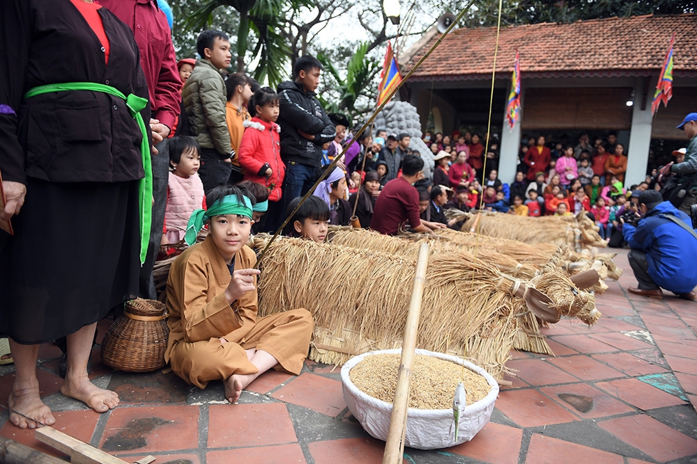Theo các cụ cao niên của làng, trẻ em được tham gia diễn trong lễ hội trâu rơm bò rạ là niềm tự hào của gia đình và cũng là cách để giáo dục thế hệ trẻ giữ gìn bản sắc văn hóa tốt nhất.