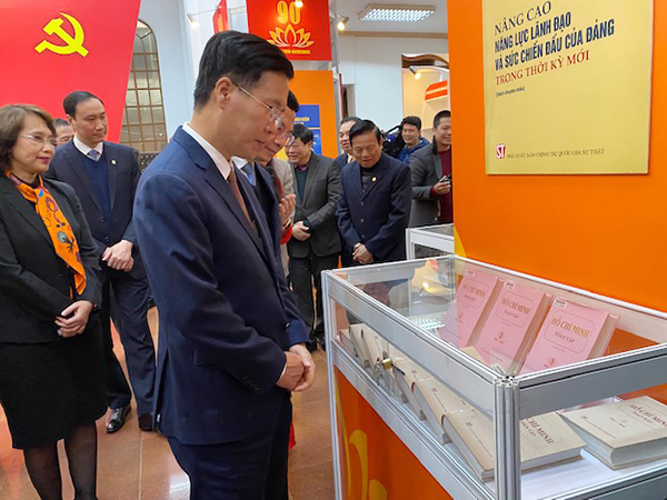 Khai mạc triển lãm sách kỷ niệm 90 năm ngày thành lập Đảng Cộng sản Việt Nam