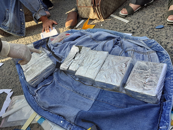 Bắt 3 đối tượng, thu giữ 14 bánh heroin