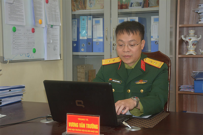 Nhà khoa học trẻ say mê nghiên cứu

