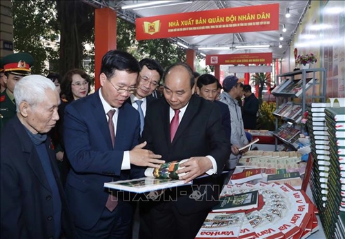Thủ tướng thăm Triển lãm sách kỷ niệm 90 năm Ngày thành lập Đảng