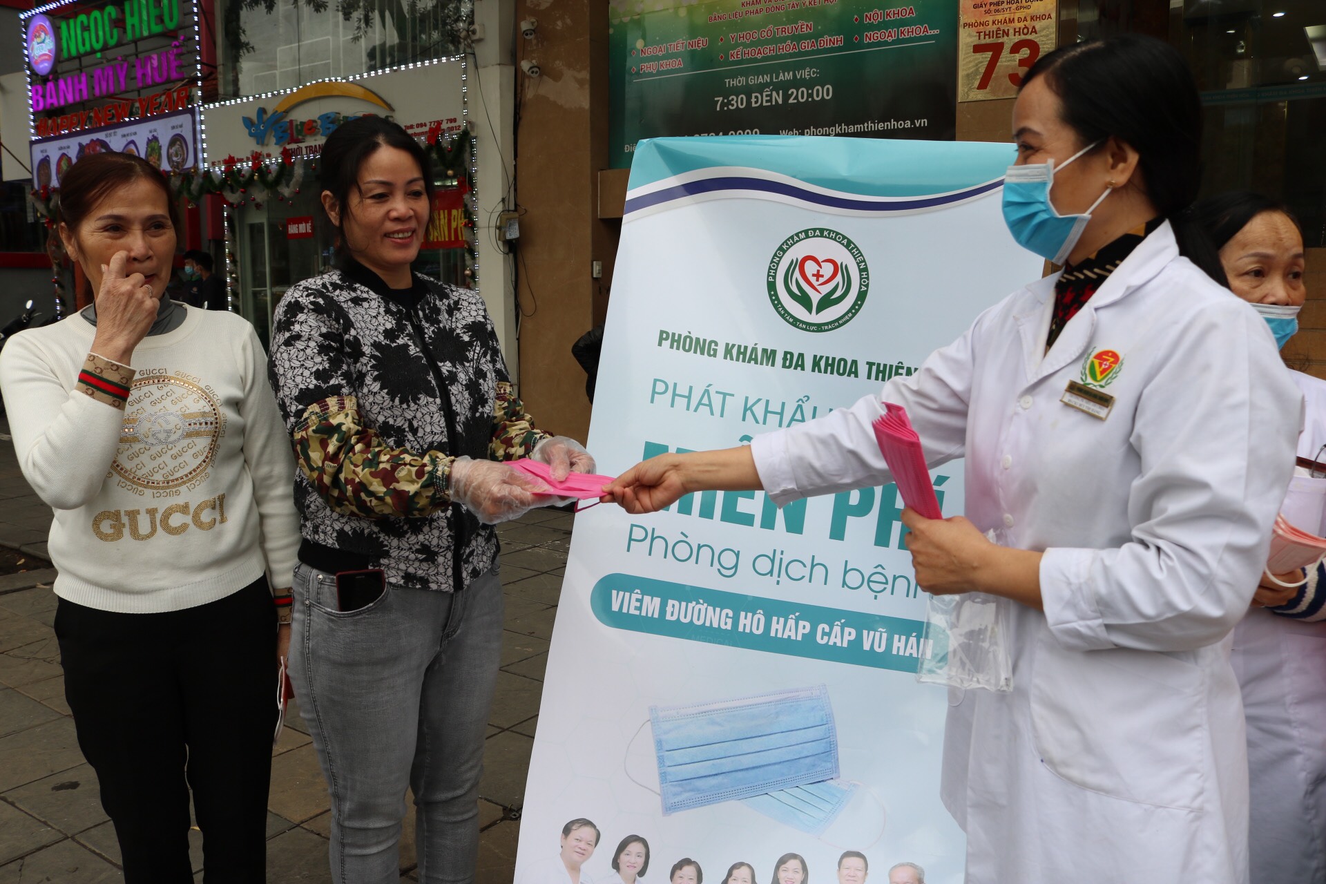 Hàng nghìn khẩu trang y tế được phát miễn phí cho người dân Hà Nội