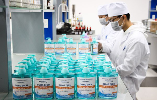 Các trường đại học pha chế nước rửa tay phòng, chống nCoV để phát miễn phí cho người dân