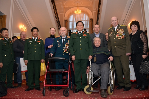 Bộ trưởng Ngô Xuân Lịch gặp gỡ các cựu chiến binh Nga giúp Việt Nam trong đấu tranh giải phóng dân tộc

