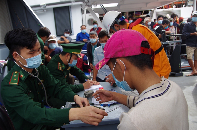 Tàu SAR 412 đưa 40 thuyền viên gặp nạn vào bờ an toàn