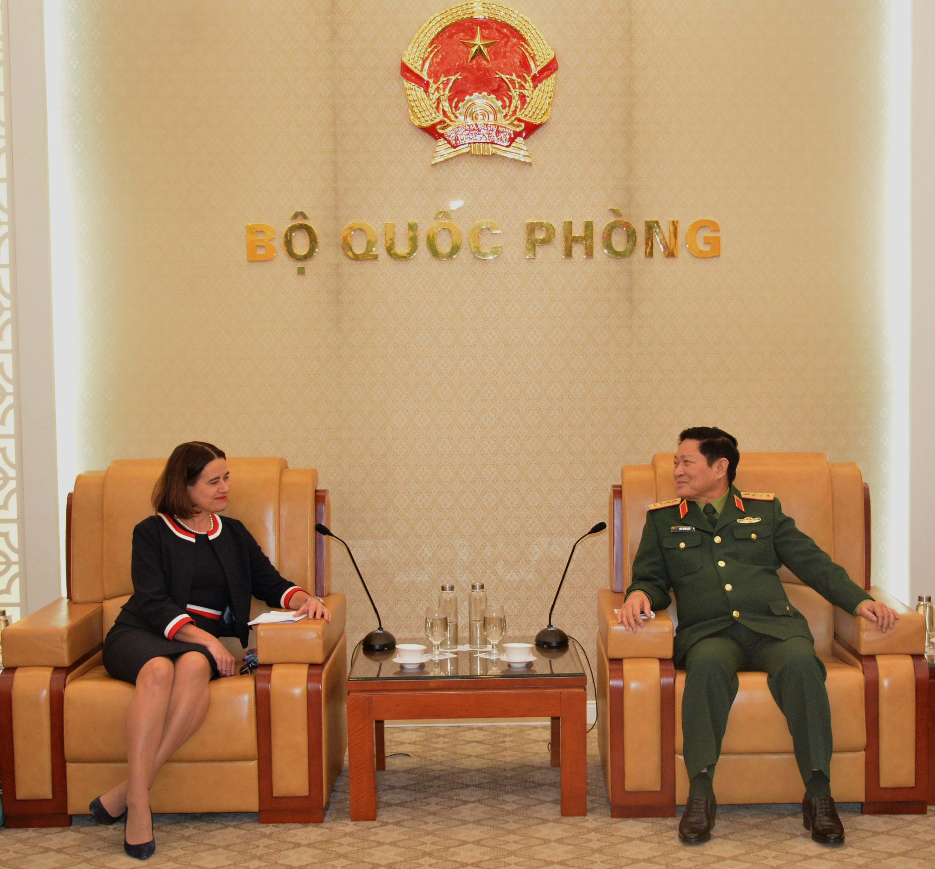 Đại tướng Ngô Xuân Lịch tiếp Đại sứ Australia và Đại sứ Armenia tại Việt Nam