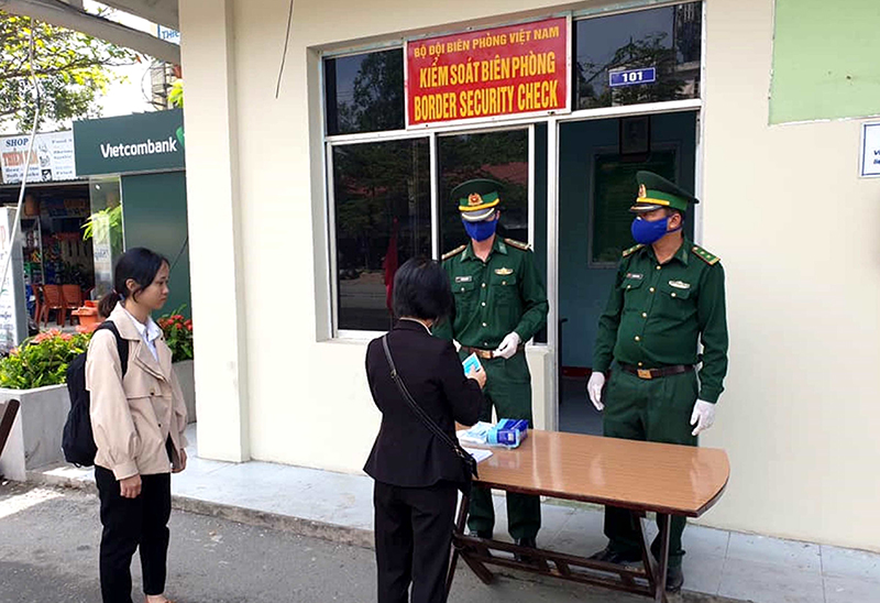 Biên phòng cửa khẩu cảng Đà Nẵng phát miễn phí hơn 2.000 khẩu trang y tế