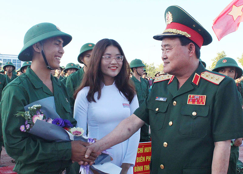 Các địa phương, đơn vị tổ chức giao, nhận quân trang trọng, nhanh gọn, an toàn