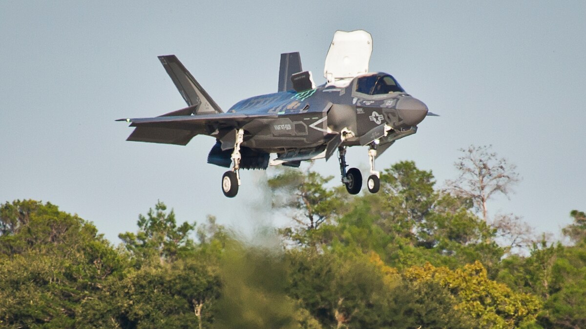 Máy bay chiến đấu F-35B trình diễn “đứng yên trên không” ở Singapore Airshow