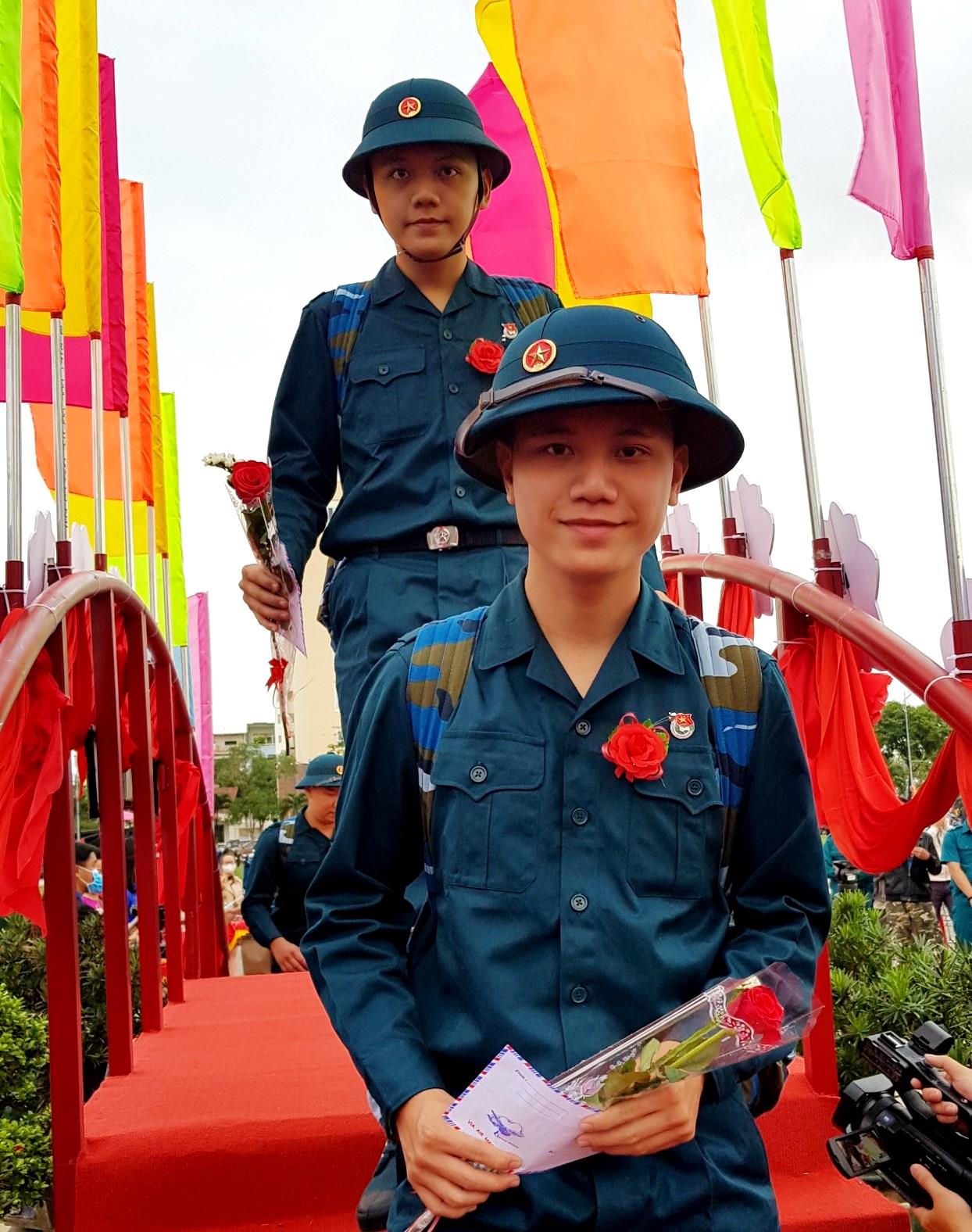 Anh em song sinh tình nguyện nhập ngũ